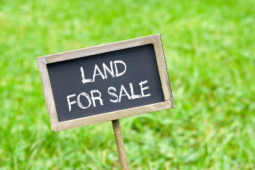 What Is the Difference Between Selling Land and Selling a House?